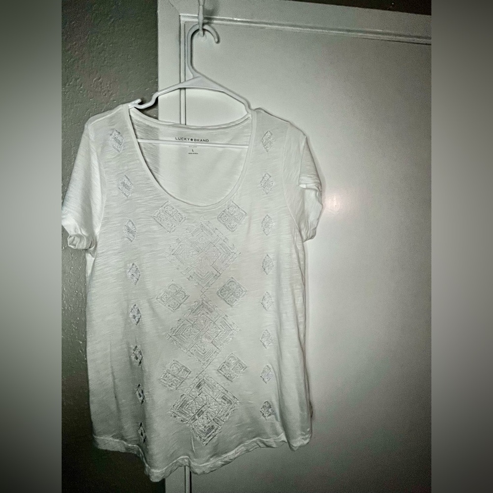 Woman’s short sleeve v neck shirt.